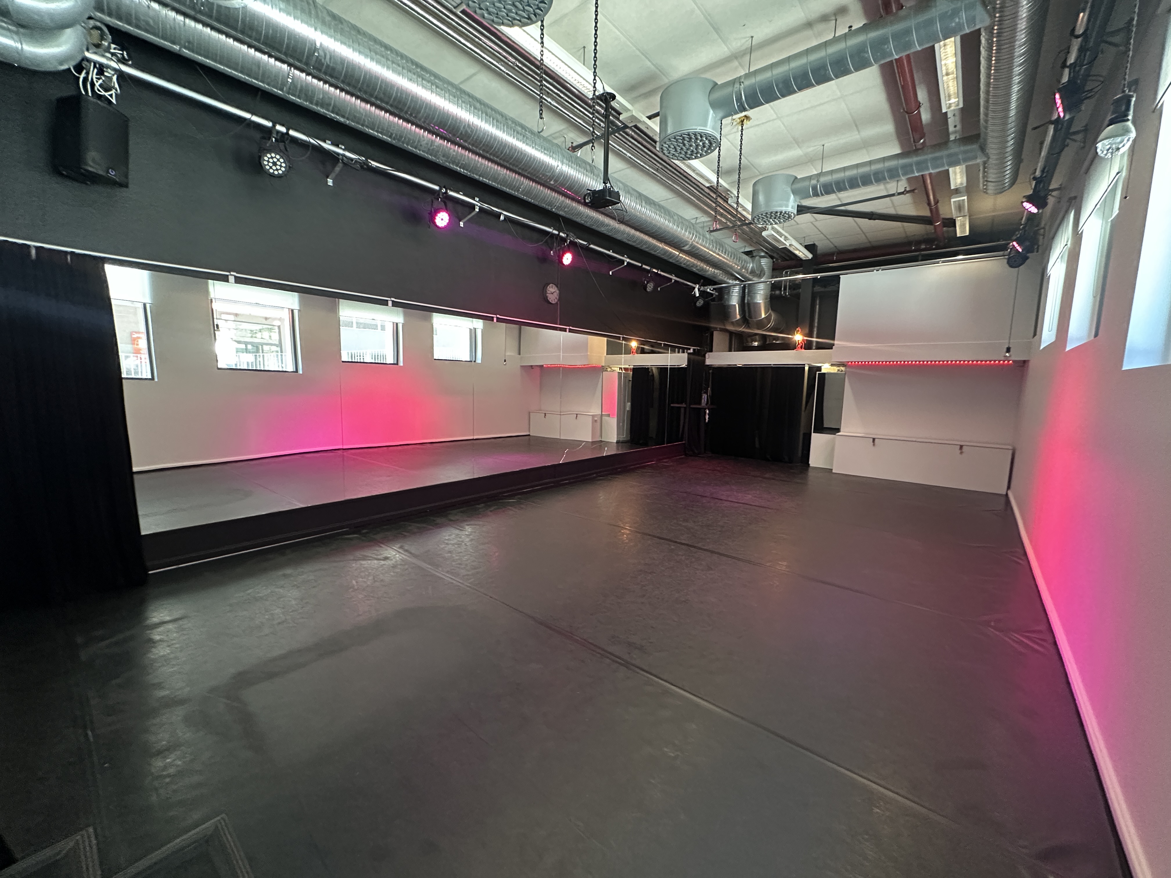 Dansehallen med speilvegg og åpent gulv